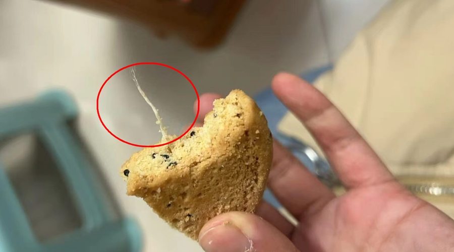 桃酥异物特写_粗线头细节_食品异物细节图